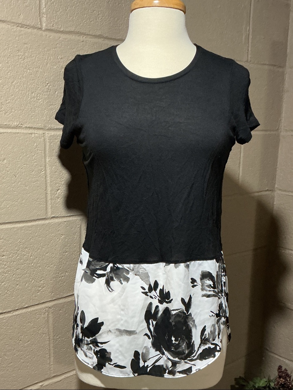 Simply Vera Vera Wang Black Short Sleeve Tee with Floral Hem